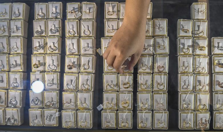 Harga emas di Pegadaian hari ini kompak turun hingga Rp19.000/gram