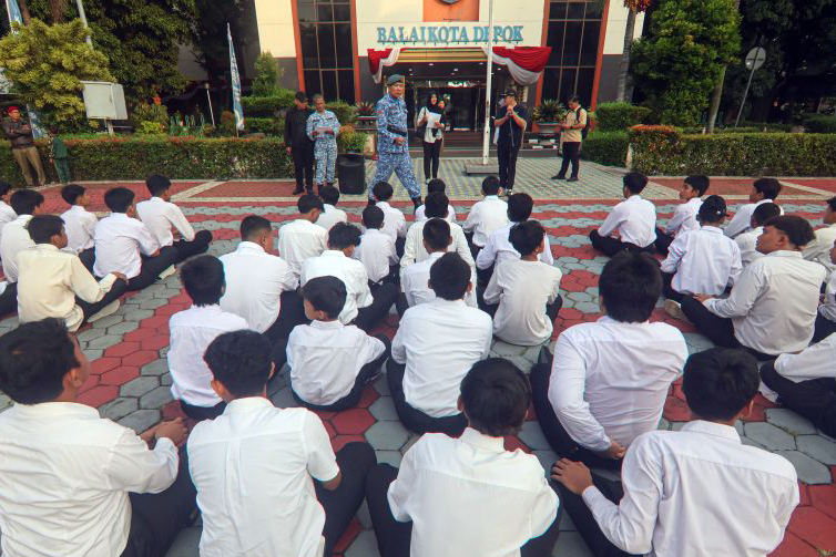 Pendidikan: antara pendekatan ala barak militer dan Kurikulum Cinta Pendidikan: antara pendekatan ala barak militer dan Kurikulum Cinta