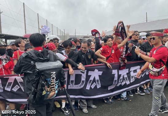 Meski kalah, ribuan suporter garuda tetap dukung Timnas Indonesia di Jepang Meski kalah, ribuan suporter garuda tetap dukung Timnas Indonesia di Jepang
