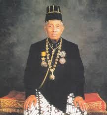 11 Juni 1945:  Raden Mas Suryo Guritno, naik takhta sebagai Pakubuwana XII