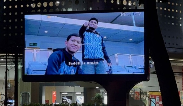 Persib kenalkan pemain baru lewat videotron di Jalan Dago Persib kenalkan pemain baru lewat videotron di Jalan Dago