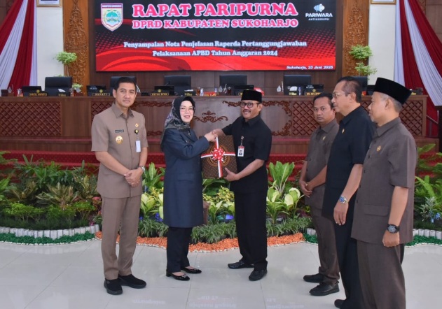 Bupati Sukoharjo sampaikan laporan keuangan dengan capaian opini WTP ke-10 Bupati Sukoharjo sampaikan laporan keuangan dengan capaian opini WTP ke-10