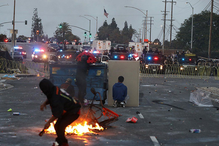 Kerahkan tentara ke LA, Trump digugat Gubernur California Kerahkan tentara ke LA, Trump digugat Gubernur California