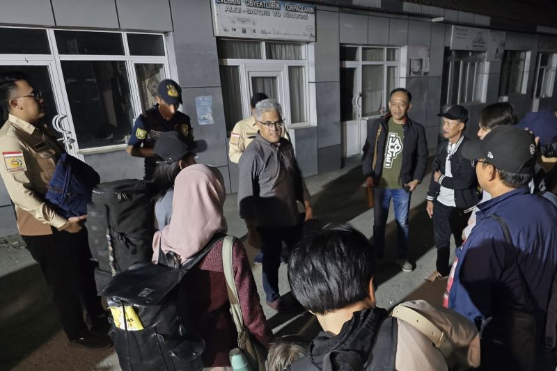 Kemlu: WNI yang dievakuasi dari Iran diterbangkan ke RI pada Senin Kemlu: WNI yang dievakuasi dari Iran diterbangkan ke RI pada Senin