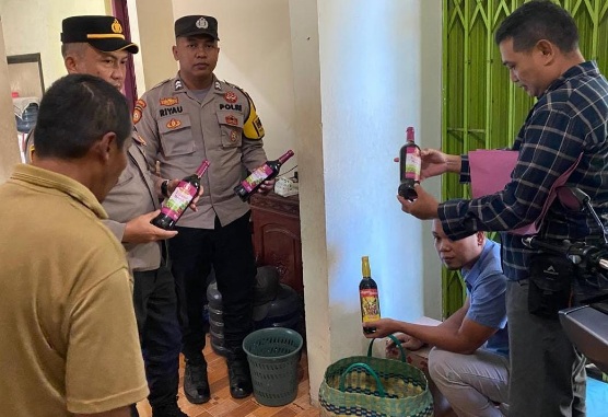 Polsek Kota & Polsek Dawe Kudus gelar Operasi Pekat, amankan ratusan botol miras yang dijual online Polsek Kota & Polsek Dawe Kudus gelar Operasi Pekat, amankan ratusan botol miras yang dijual online