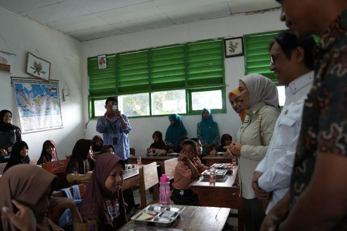 Ibu-ibu di Baubau ikut terima manfaat MBG jadi juru masak Ibu-ibu di Baubau ikut terima manfaat MBG jadi juru masak