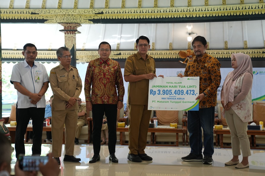 989 buruh garment korban-PHK di Sleman cairkan JHT total Rp.3.905.409.473, Wakil Bupati mewanti-wati 989 buruh garment korban-PHK di Sleman cairkan JHT total Rp.3.905.409.473, Wakil Bupati mewanti-wati