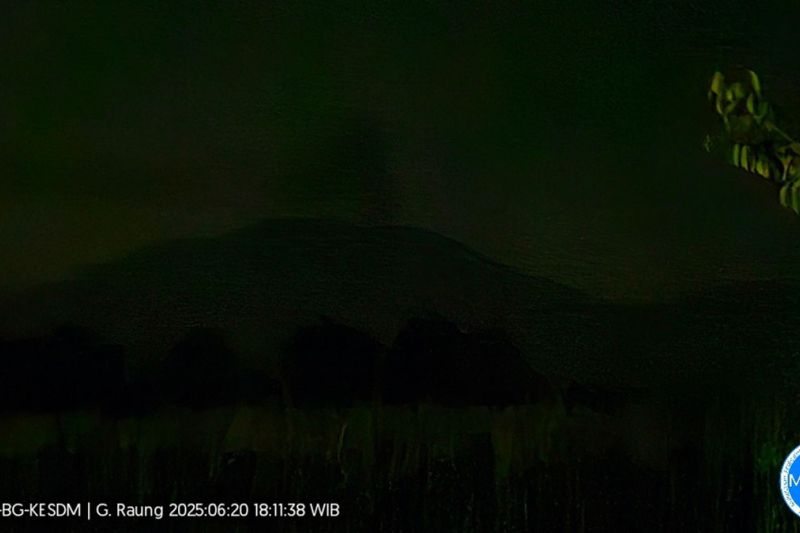 Gunung Raung kembali erupsi dengan tinggi letusan 2 km di atas puncak Gunung Raung kembali erupsi dengan tinggi letusan 2 km di atas puncak