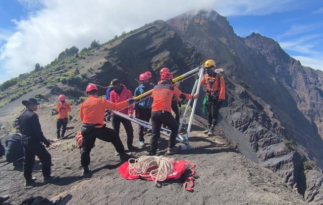 Pendakian dari Pelawangan menuju puncak Rinjani ditutup sementara Pendakian dari Pelawangan menuju puncak Rinjani ditutup sementara
