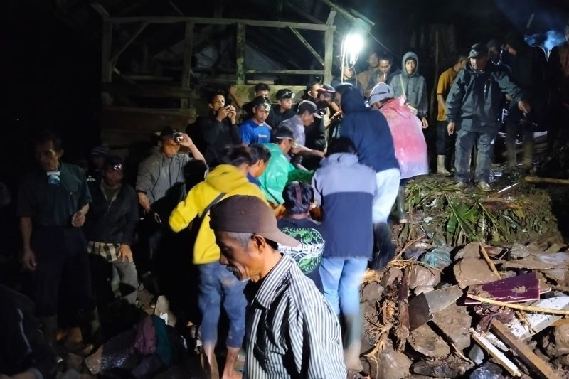 Satu keluarga tewas tertimbun tanah longsor di Cisewu Garut Satu keluarga tewas tertimbun tanah longsor di Cisewu Garut