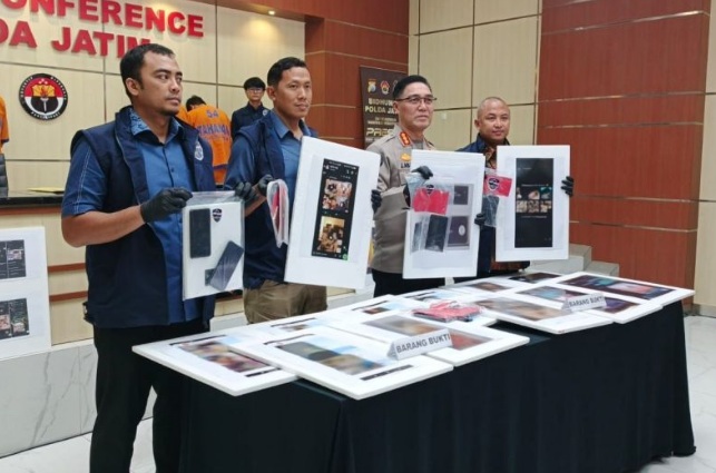 Polda Jatim tangkap admin dan anggota grup sesama jenis Polda Jatim tangkap admin dan anggota grup sesama jenis
