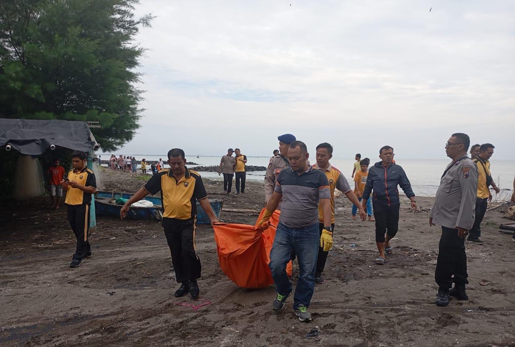 Sat Polairud Polres Tegal Kota evakuasi jasad tanpa identitas dari Perairan Sungai Kaligangsa Sat Polairud Polres Tegal Kota evakuasi jasad tanpa identitas dari Perairan Sungai Kaligangsa