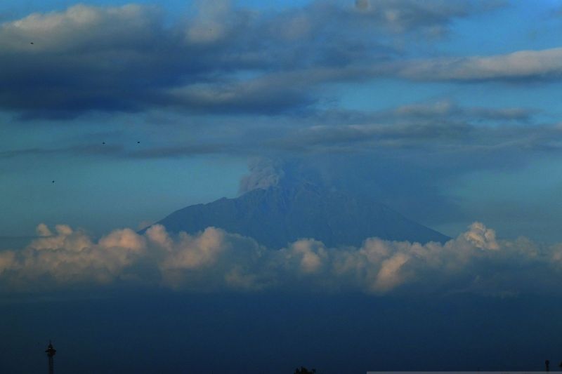 Gunung Raung kembali erupsi dengan letusan setinggi 1.200 meter Gunung Raung kembali erupsi dengan letusan setinggi 1.200 meter