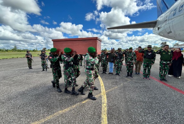 Prajurit TNI gugur diduga ditembak OPM di jalan Prajurit TNI gugur diduga ditembak OPM di jalan