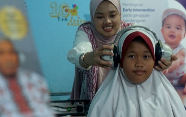 Pemakaian earphone jangka panjang bisa timbulkan peradangan telinga Pemakaian earphone jangka panjang bisa timbulkan peradangan telinga