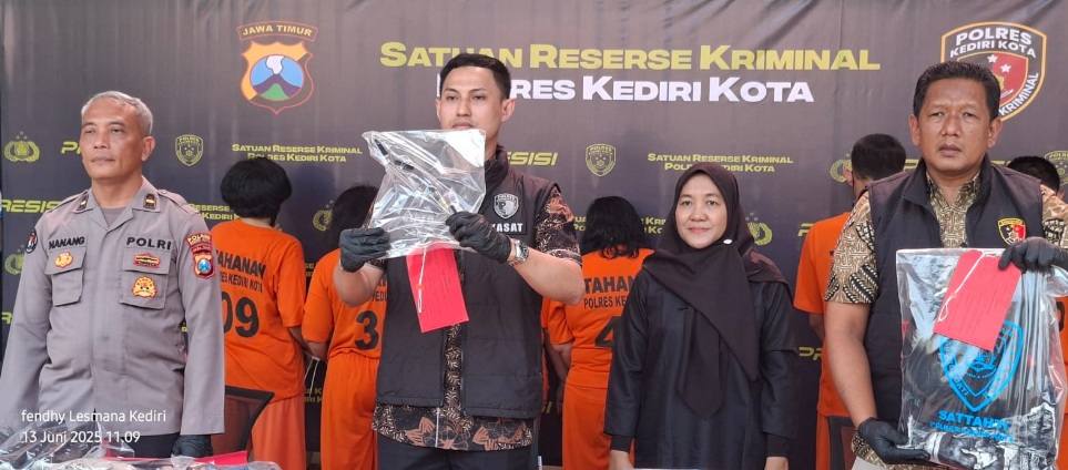 Polres Kediri Kota gulung komplotan emak emak copet lintas kota beraksi di swalayan Polres Kediri Kota gulung komplotan emak emak copet lintas kota beraksi di swalayan