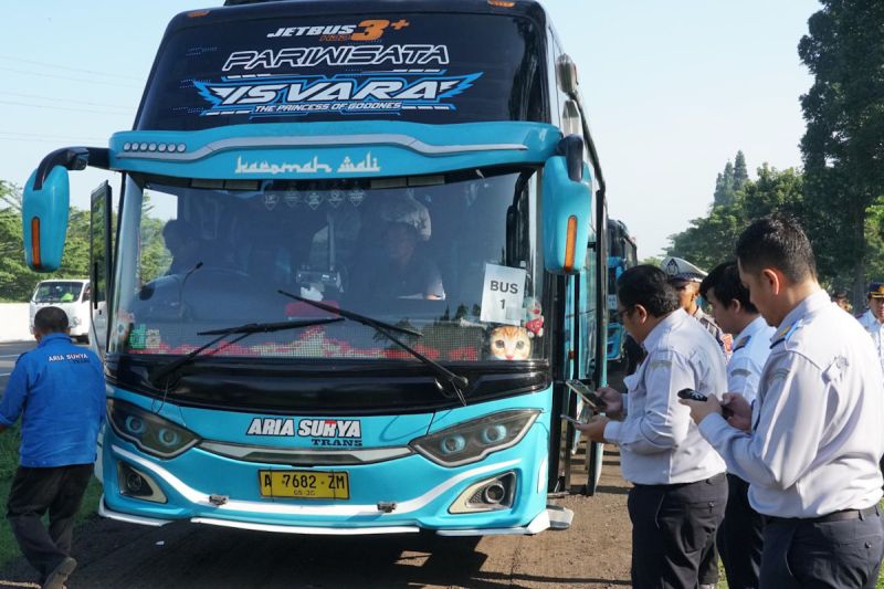 Kemenhub periksa 34 bus di Tol Jagorawi selama libur Idul Adha Kemenhub periksa 34 bus di Tol Jagorawi selama libur Idul Adha