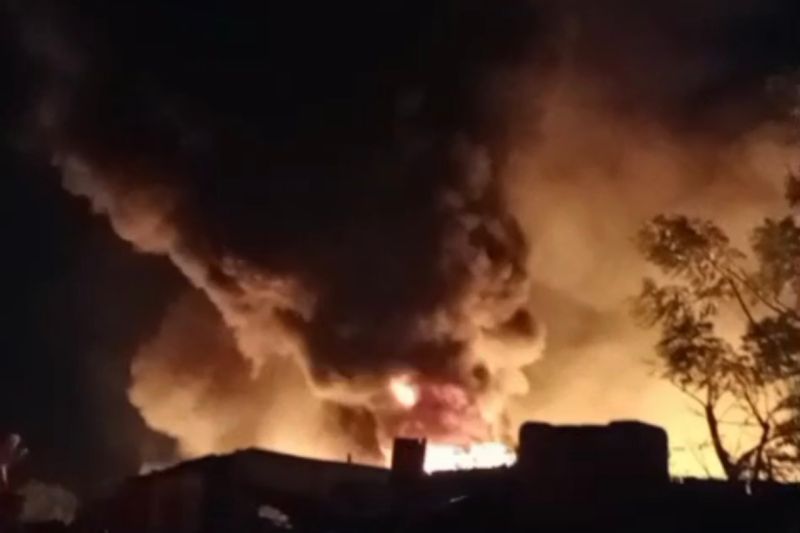 Pemkot kerahkan 11 mobil pemadam kebakaran gudang BBM di Bandarlampung