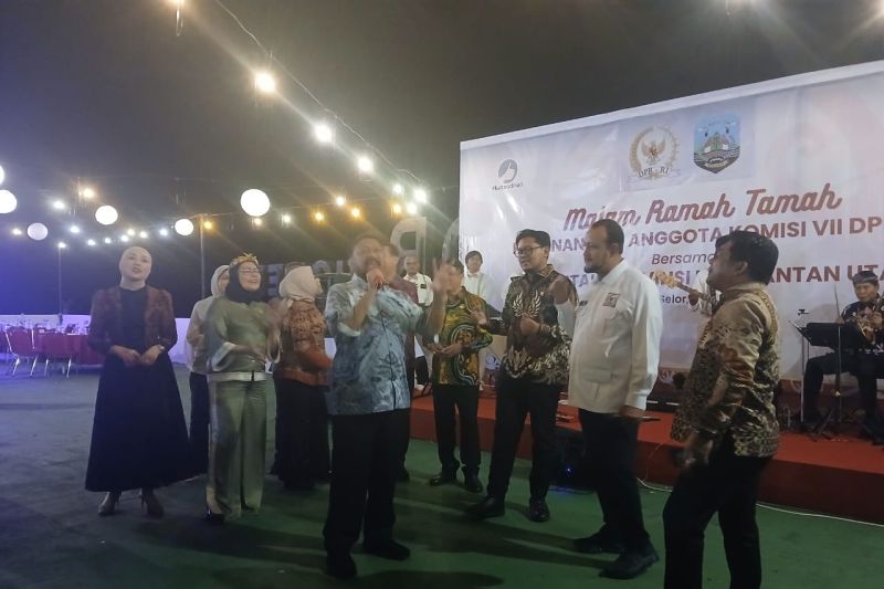 Jamal Mirdad sumbangkan dua lagu saat kunker Komisi VII ke Kaltara Jamal Mirdad sumbangkan dua lagu saat kunker Komisi VII ke Kaltara
