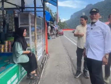 Gubernur Sumbar tertibkan pedagang di atas Jembatan Kelok 9