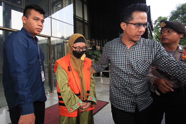 KPK tahan mantan anggota DPRD Jambi Suliyanti KPK tahan mantan anggota DPRD Jambi Suliyanti