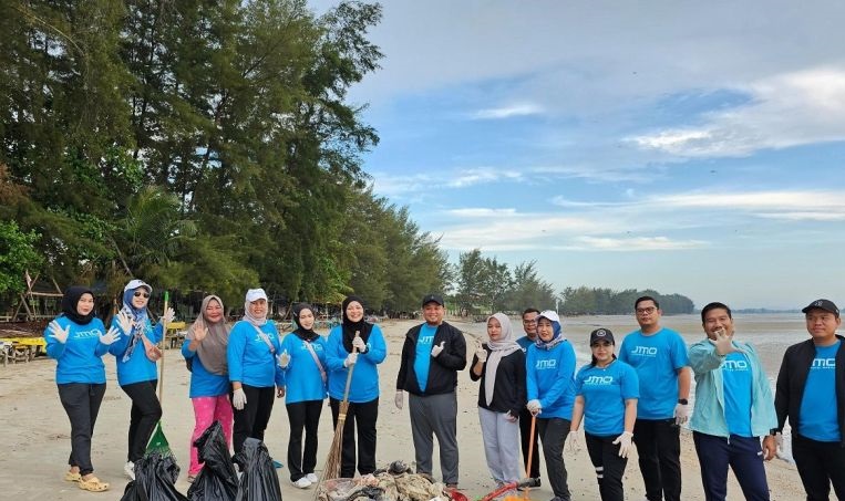 BPJS Ketenagakerjaan bersihkan sampah Pantai Pasir Padi Pangkalpinang