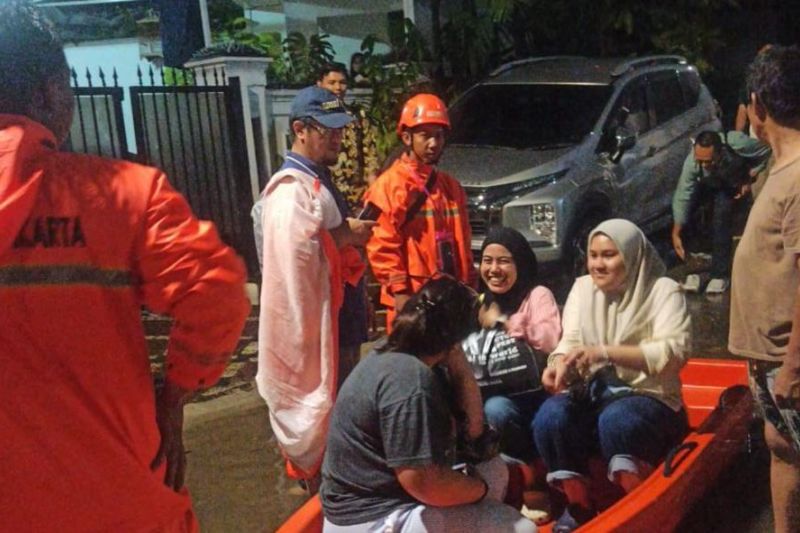 Banjir di sejumlah lokasi di Jaksel telah surut pada Rabu dinihari Banjir di sejumlah lokasi di Jaksel telah surut pada Rabu dinihari