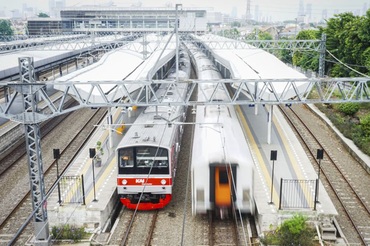14 KA jarak jauh berhenti di Jatinegara di HUT Jakarta 14 KA jarak jauh berhenti di Jatinegara di HUT Jakarta