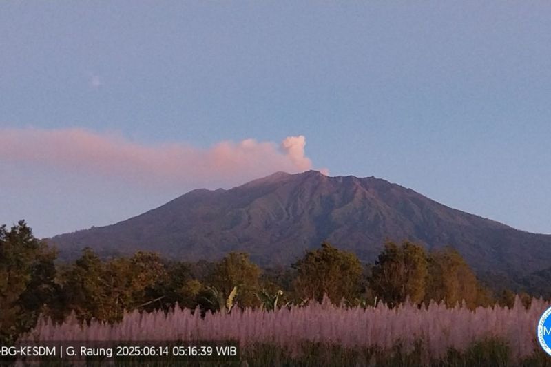 Gunung Raung kembali erupsi dengan tinggi letusan 750 meter Gunung Raung kembali erupsi dengan tinggi letusan 750 meter