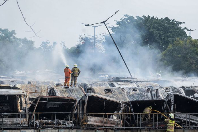 Bus Transjakarta yang terbakar di TMB Rawa Buaya bukan milik DKI Bus Transjakarta yang terbakar di TMB Rawa Buaya bukan milik DKI