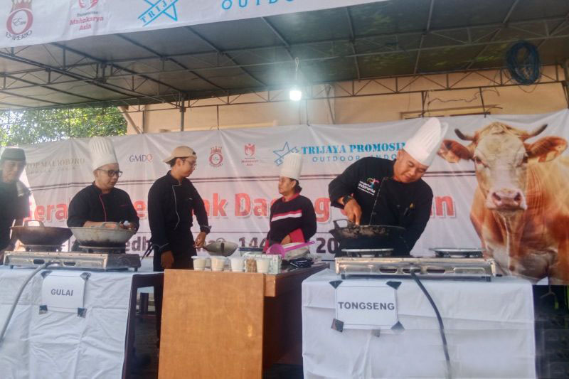 Chef DIY-Jateng layani warga masak daging kurban di Masjid Gedhe