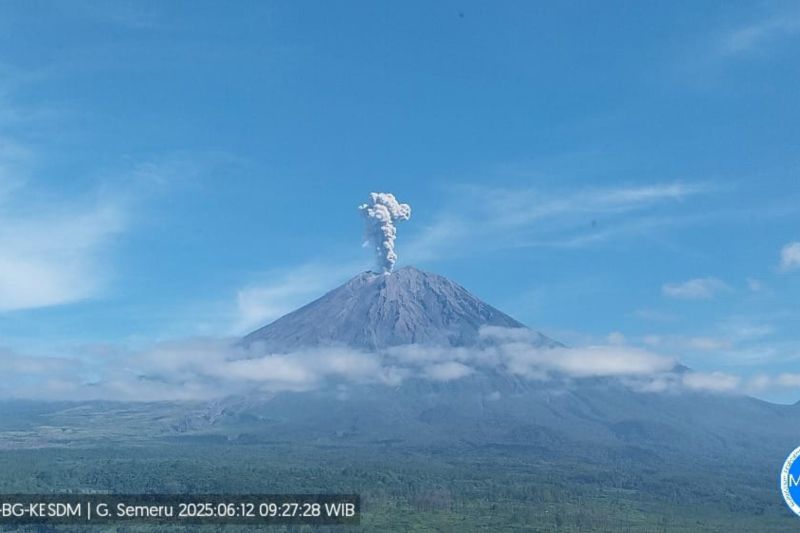 Getaran banjir lahar hujan Gunung Semeru tercatat 5 jam lebih Getaran banjir lahar hujan Gunung Semeru tercatat 5 jam lebih