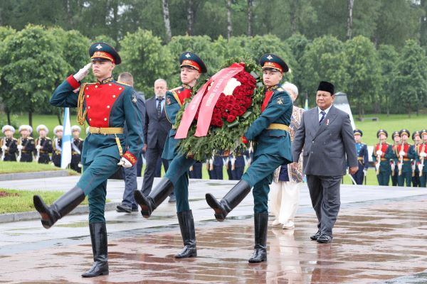 Presiden Prabowo letakkan karangan bunga di Piskaryovskoe Memorial Cemetery Rusia Presiden Prabowo letakkan karangan bunga di Piskaryovskoe Memorial Cemetery Rusia