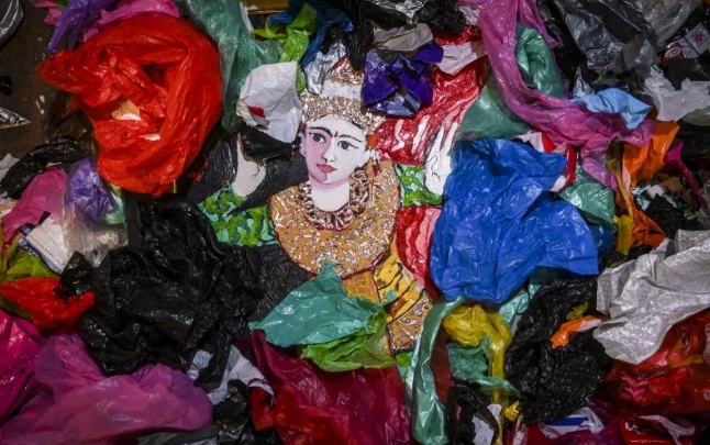 Sebuah seni dari limbah plastik, aksi jitu untuk rawat bumi Sebuah seni dari limbah plastik, aksi jitu untuk rawat bumi