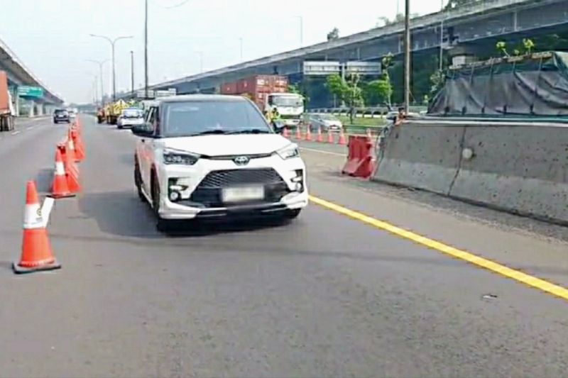 Petugas terapkan contraflow di Tol Jakarta-Cikampek atasi kepadatan Petugas terapkan contraflow di Tol Jakarta-Cikampek atasi kepadatan