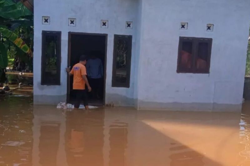 Kemensos salurkan bantuan korban banjir di Parigi Moutong Kemensos salurkan bantuan korban banjir di Parigi Moutong