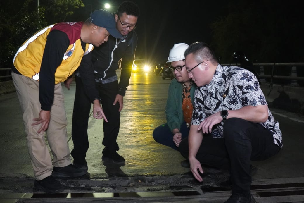 Tanggapi aduan warga, Kenneth DPRD DKI tinjau jalan rusak di flyover Jembatan Dua
