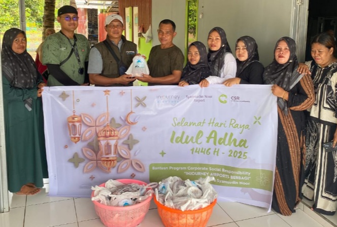 Injourney Airports berbagi daging kurban kepada warga sekitar Bandara Internasional Syamsudin Noor Injourney Airports berbagi daging kurban kepada warga sekitar Bandara Internasional Syamsudin Noor