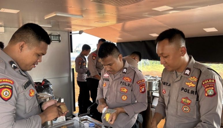 Polisi sediakan dapur lapangan untuk bantu pengungsi di Kapuk Muara Polisi sediakan dapur lapangan untuk bantu pengungsi di Kapuk Muara
