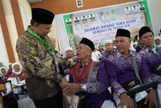Ketua PPIH dan Wabup Madina sambut kedatangan jemaah haji Kloter 5 Debarkasi Medan Ketua PPIH dan Wabup Madina sambut kedatangan jemaah haji Kloter 5 Debarkasi Medan