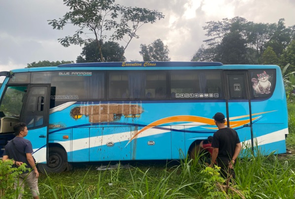 Bus wisata dari Pasuruan laka tunggal masuk kebun warga Salatiga Bus wisata dari Pasuruan laka tunggal masuk kebun warga Salatiga