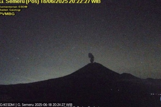 Gunung Semeru erupsi dengan tinggi letusan 800 meter Gunung Semeru erupsi dengan tinggi letusan 800 meter