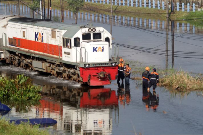 KAI: Jalur kereta api Porong Sidoarjo aman meski terdampak banjir KAI: Jalur kereta api Porong Sidoarjo aman meski terdampak banjir