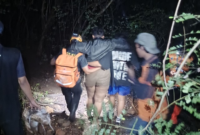 BPBD Kota Kediri evakuasi pelajar SMK alami cedera saat mendaki di Bukit Klotok BPBD Kota Kediri evakuasi pelajar SMK alami cedera saat mendaki di Bukit Klotok