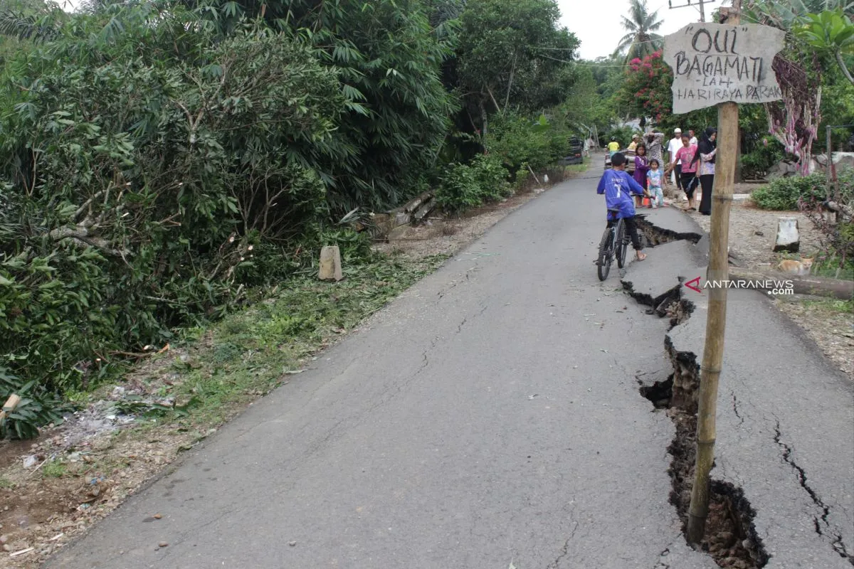 01 Juni 2019: Jalan desa Hapingin tiba-tiba terbelah 01 Juni 2019: Jalan desa Hapingin tiba-tiba terbelah