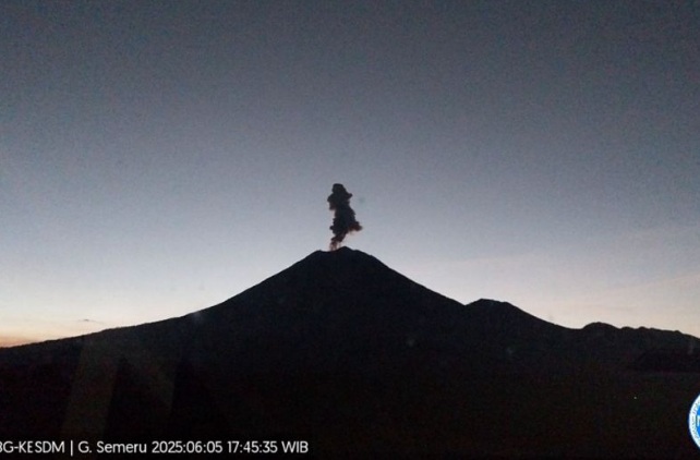Letusan Gunung Semeru teramati 800 meter di atas puncak saat erupsi Letusan Gunung Semeru teramati 800 meter di atas puncak saat erupsi