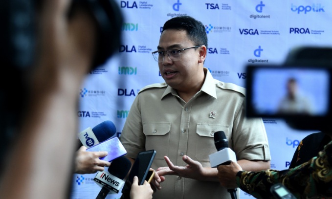 Wamenkomdigi bantu kembalikan dana ratusan juta masyarakat yang tertipu jastip Wamenkomdigi bantu kembalikan dana ratusan juta masyarakat yang tertipu jastip