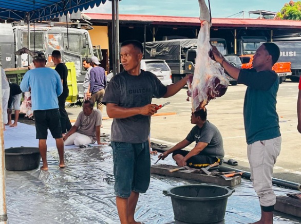 Polres Jayapura bagikan daging hewan kurban pada 250 warga dan anggota Polres Jayapura bagikan daging hewan kurban pada 250 warga dan anggotaÂ