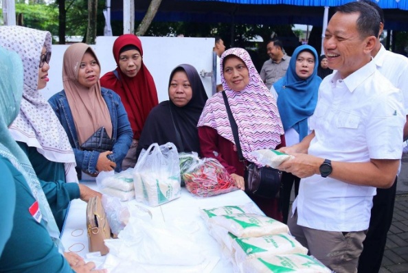 Harga sembako dibawah harga pasar, gerakan pangan murah diserbu warga Harga sembako dibawah harga pasar, gerakan pangan murah diserbu warga