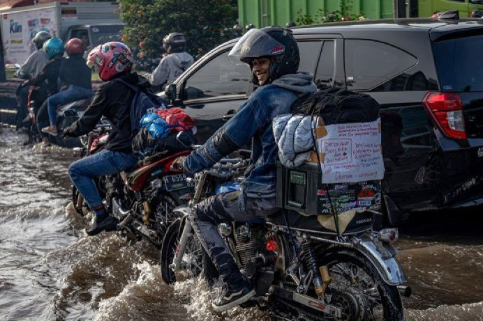 BNPB siagakan posko bantu pemudik saat banjir rob di Semarang-Demak BNPB siagakan posko bantu pemudik saat banjir rob di Semarang-Demak